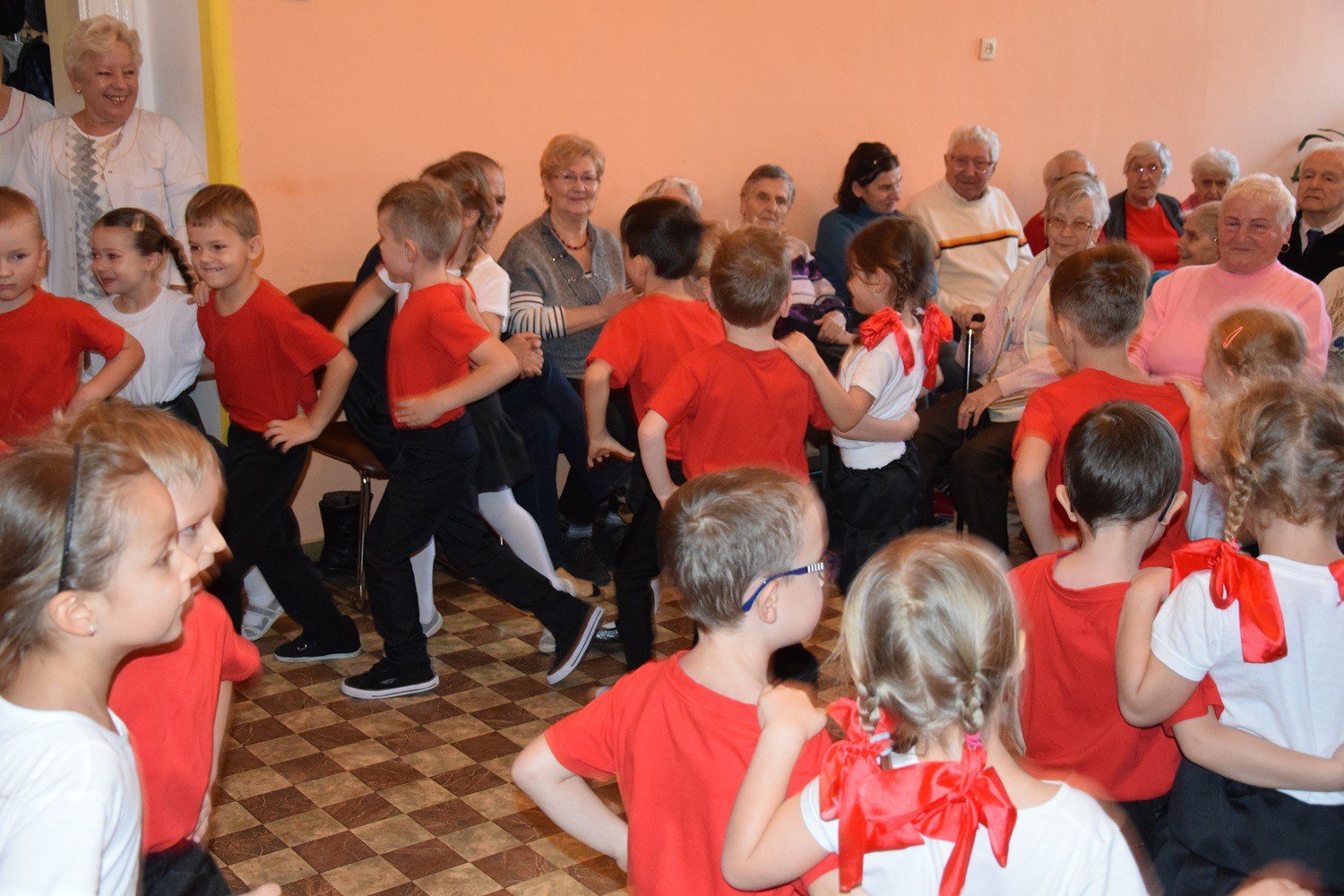 mali-artysci-z-okraglaczka-u-seniorow-foto-72010