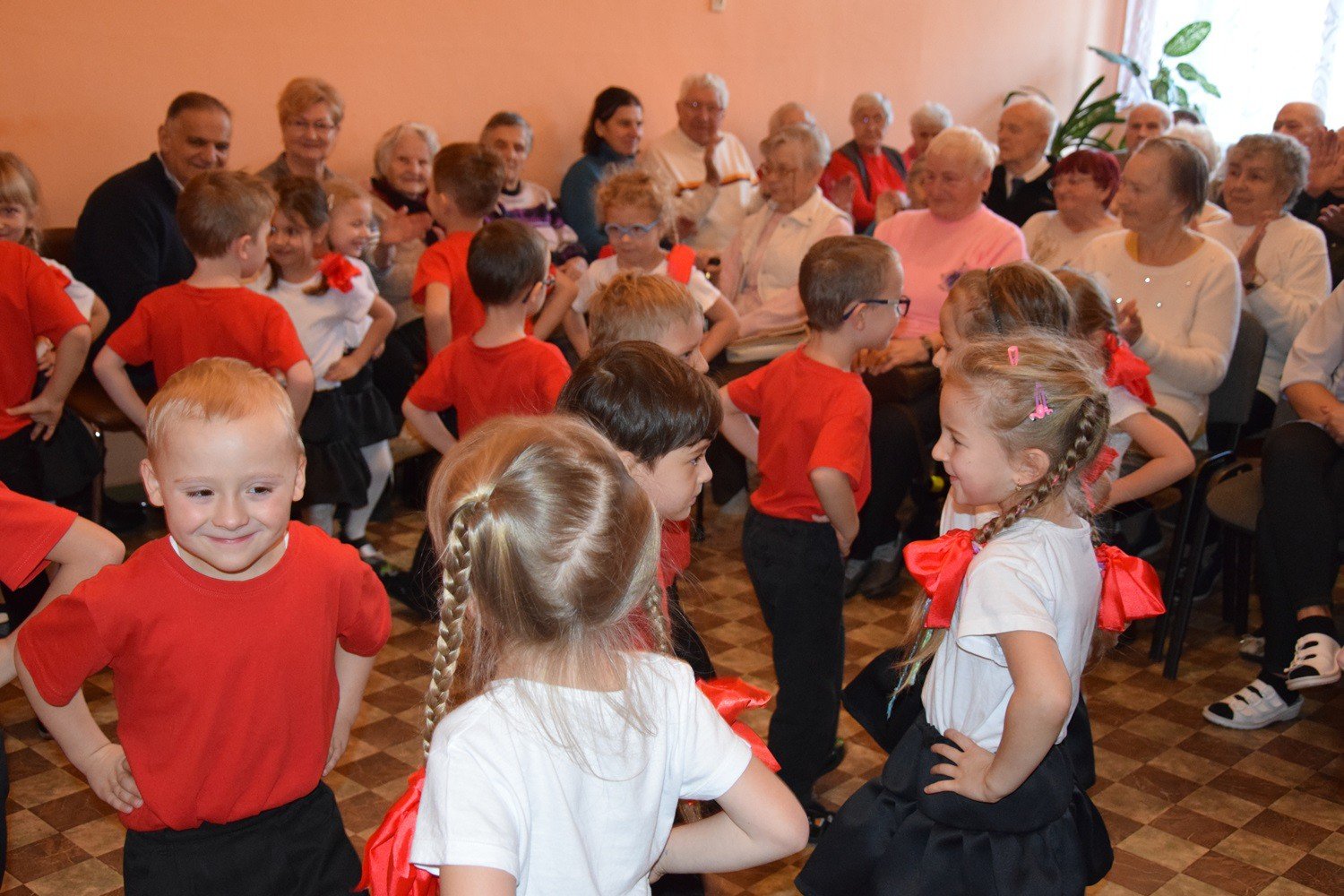 mali-artysci-z-okraglaczka-u-seniorow-foto-72010