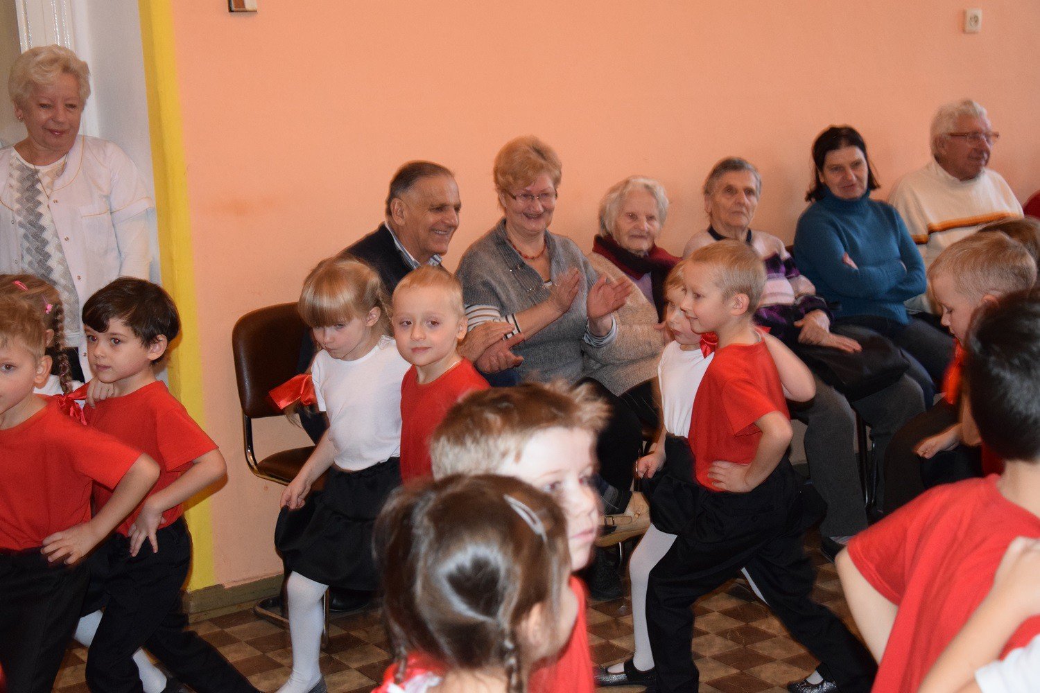 mali-artysci-z-okraglaczka-u-seniorow-foto-72010