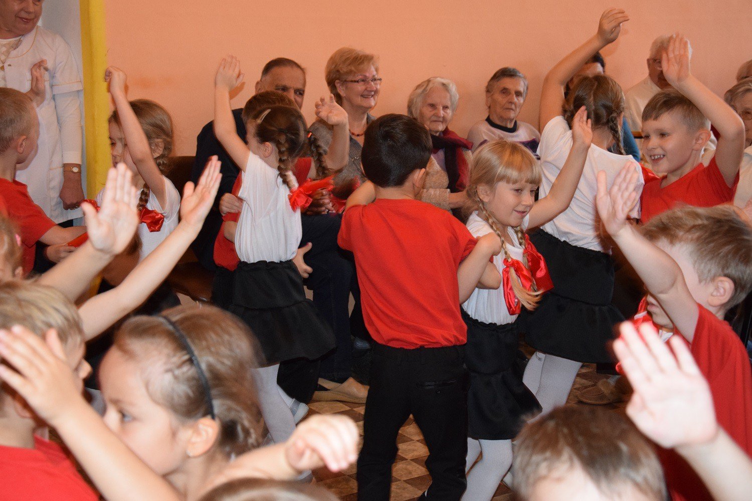 mali-artysci-z-okraglaczka-u-seniorow-foto-72010