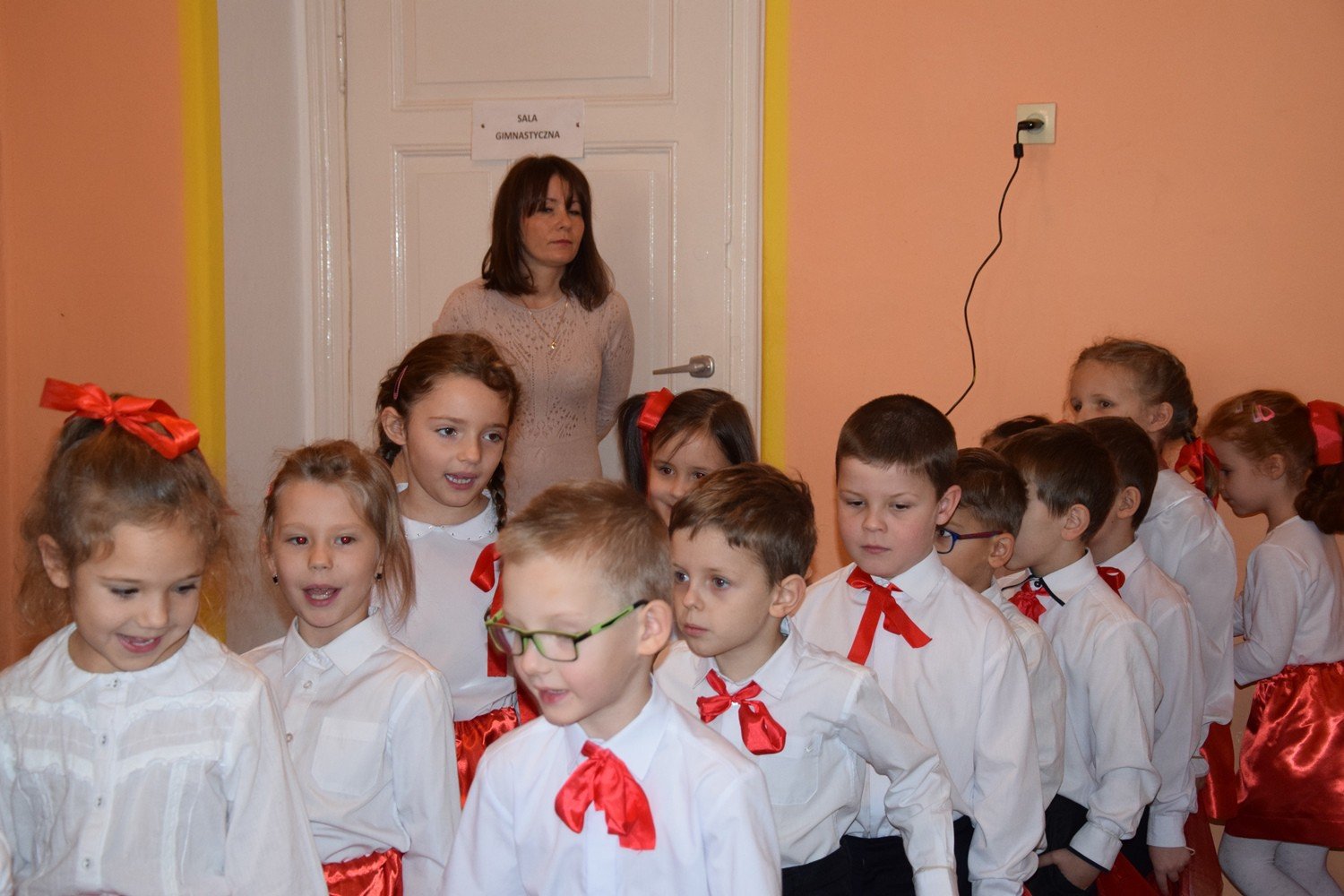 mali-artysci-z-okraglaczka-u-seniorow-foto-72010