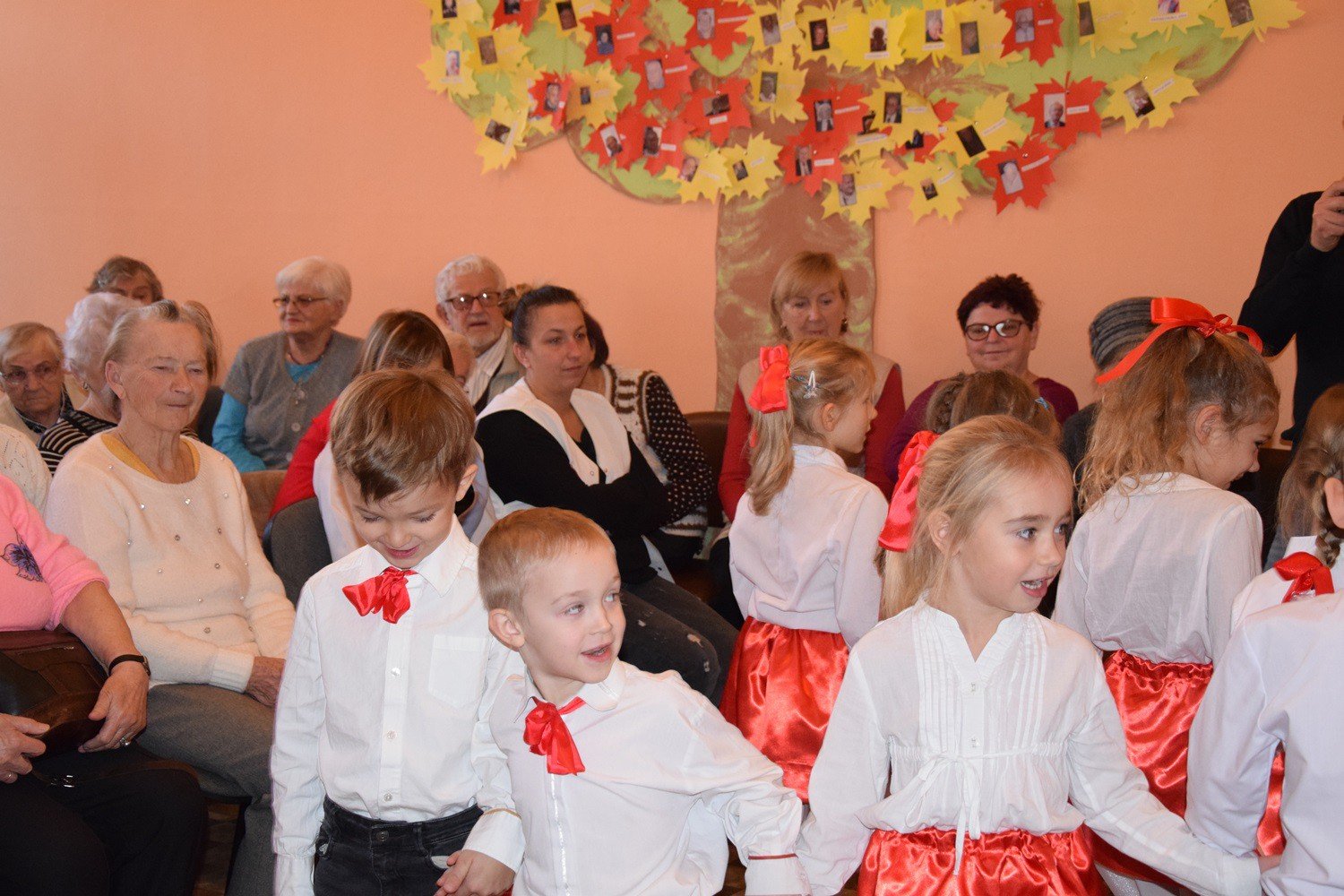 mali-artysci-z-okraglaczka-u-seniorow-foto-72010