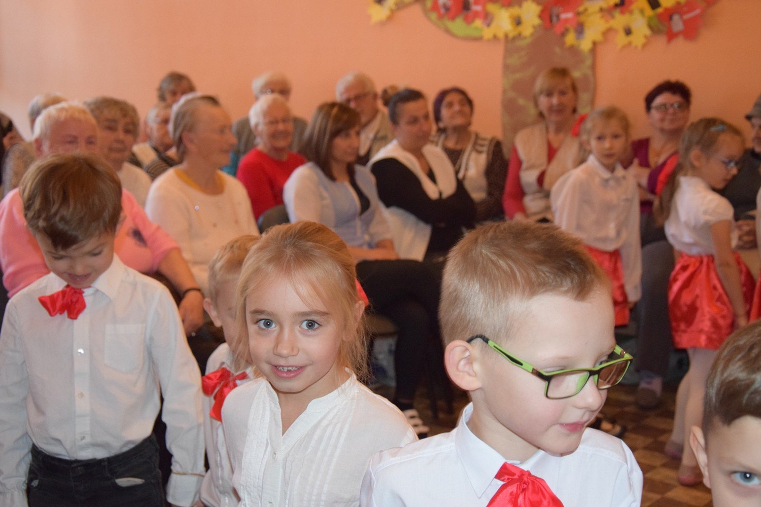 mali-artysci-z-okraglaczka-u-seniorow-foto-72010