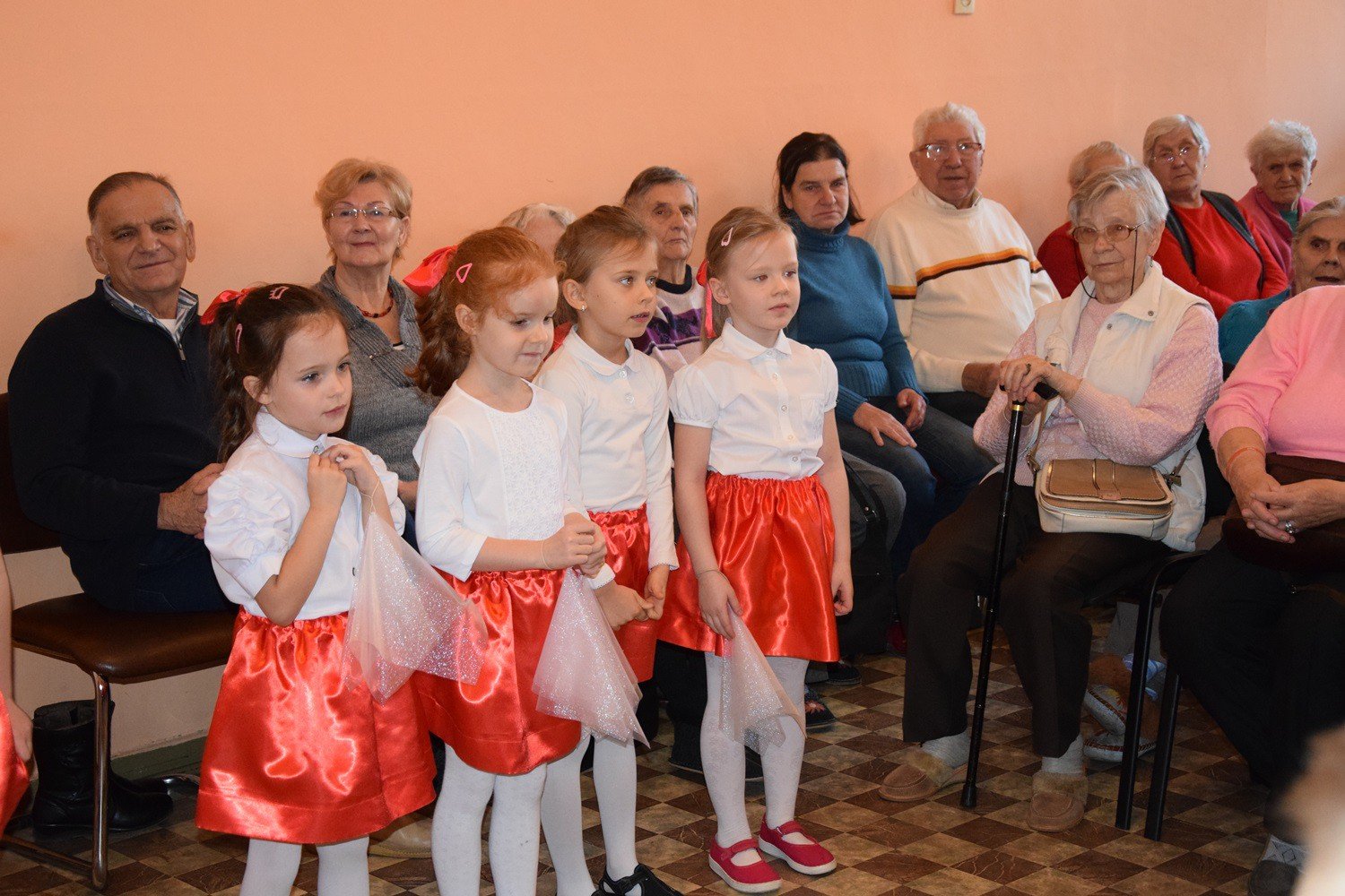 mali-artysci-z-okraglaczka-u-seniorow-foto-72010