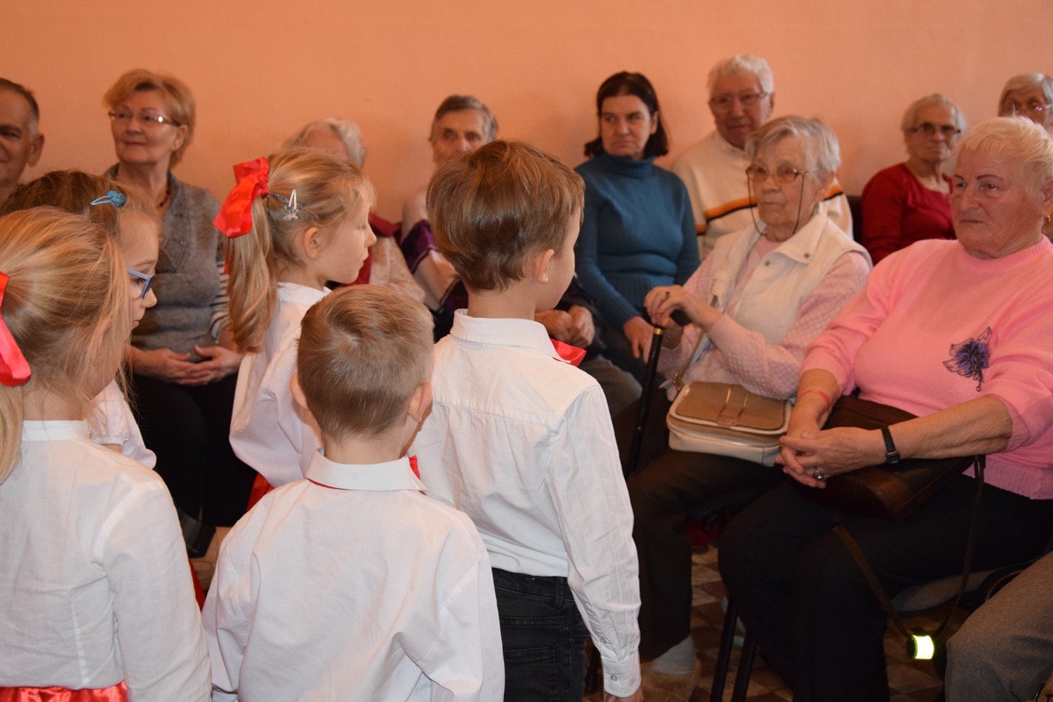 mali-artysci-z-okraglaczka-u-seniorow-foto-72010