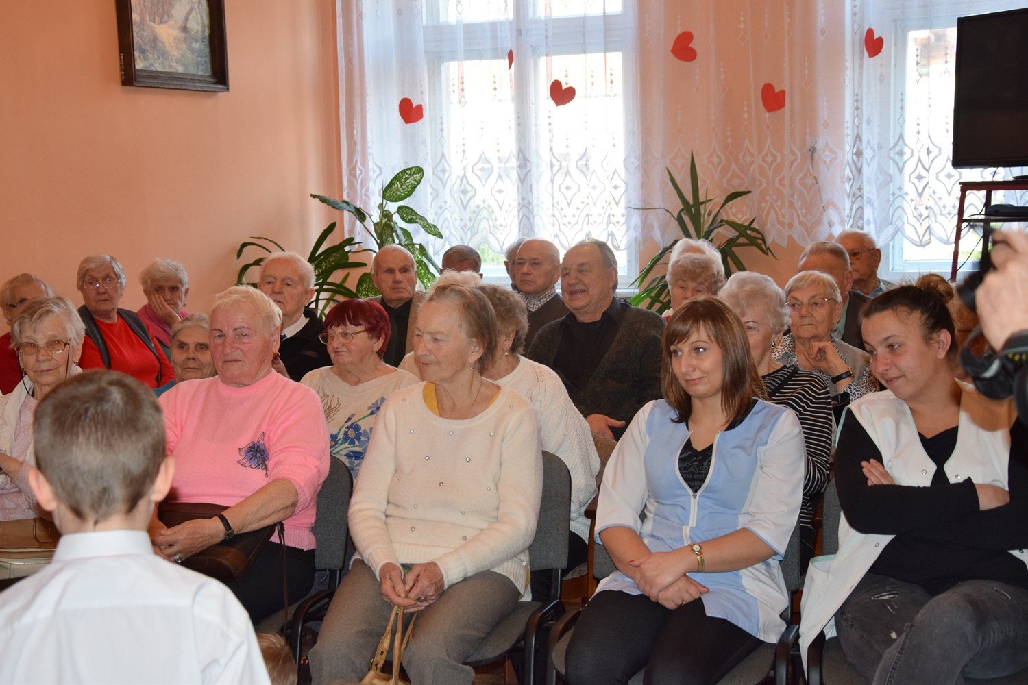 mali-artysci-z-okraglaczka-u-seniorow-foto-72010