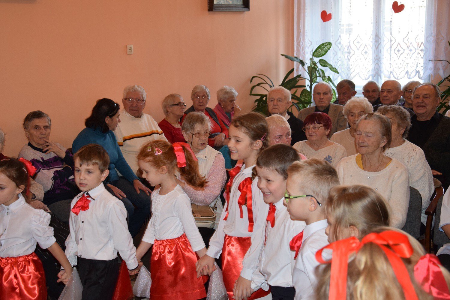 mali-artysci-z-okraglaczka-u-seniorow-foto-72010