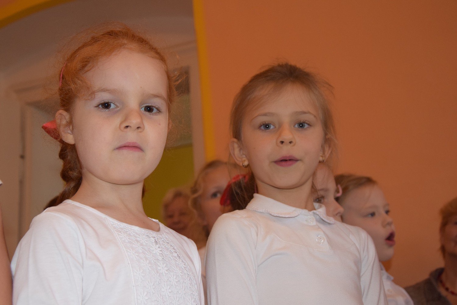 mali-artysci-z-okraglaczka-u-seniorow-foto-72010