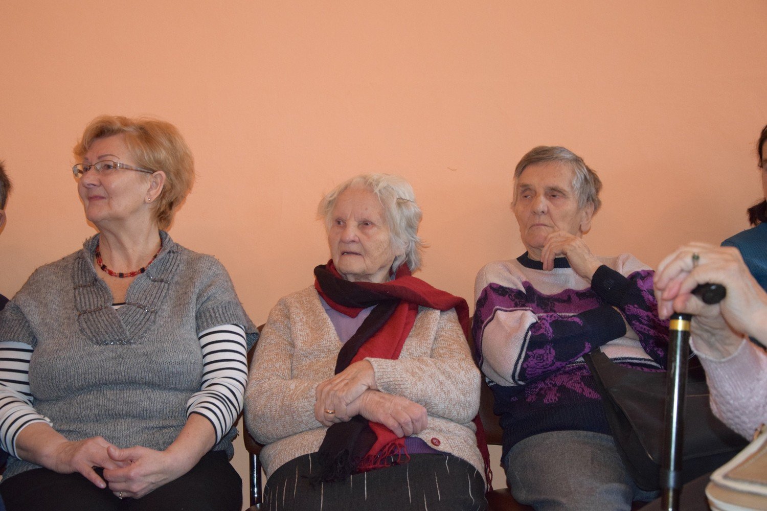 mali-artysci-z-okraglaczka-u-seniorow-foto-72010
