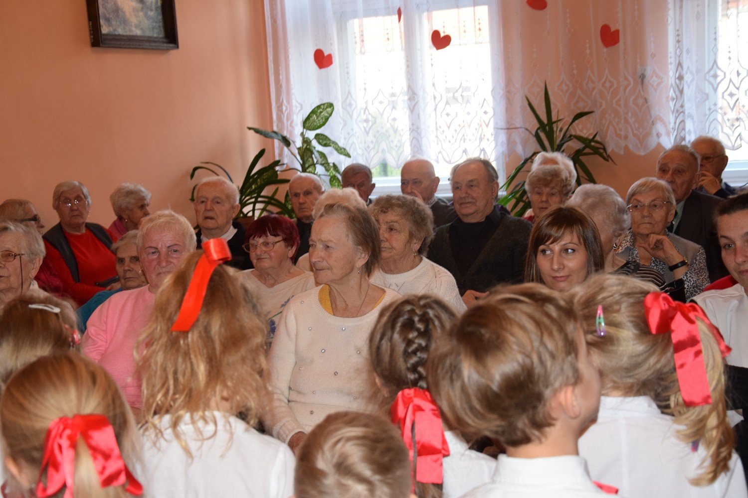 mali-artysci-z-okraglaczka-u-seniorow-foto-72010