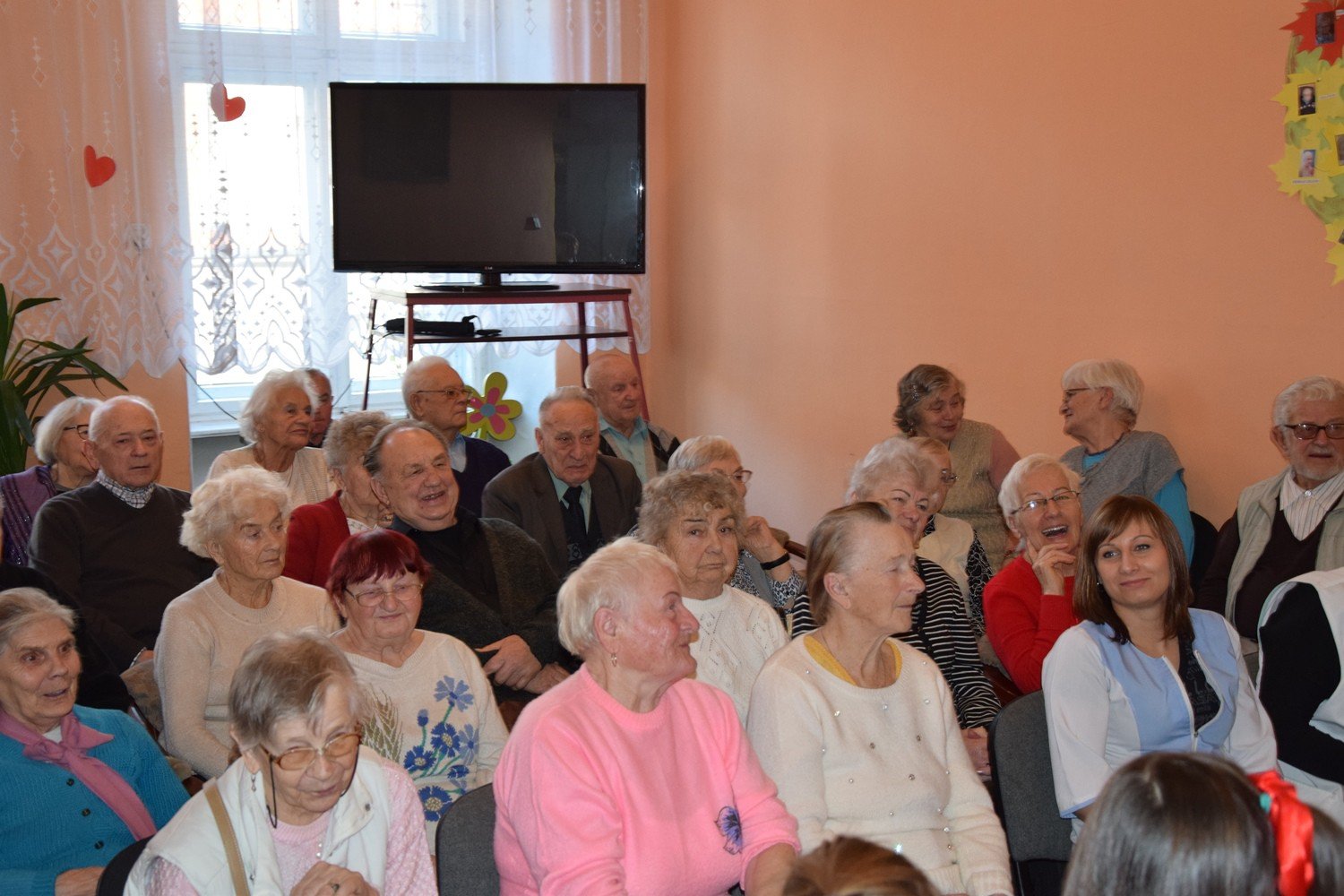 mali-artysci-z-okraglaczka-u-seniorow-foto-72010