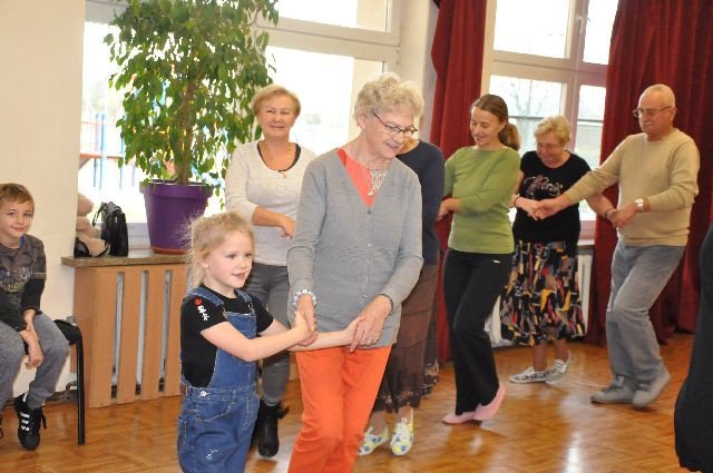 seniorzy-z-dziecmi-w-tanecznej-podrozy-foto-72025