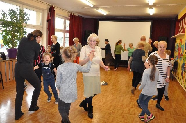 seniorzy-z-dziecmi-w-tanecznej-podrozy-foto-72025