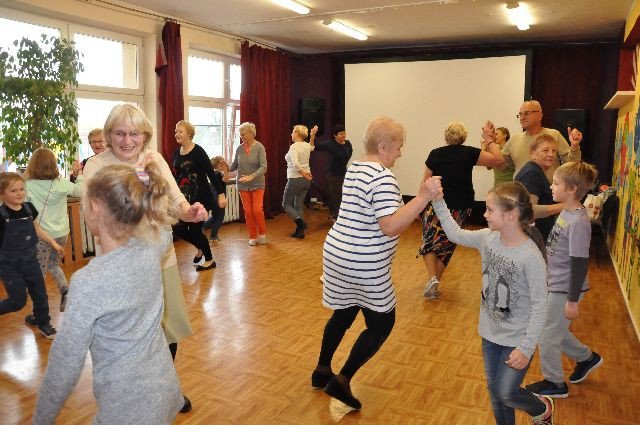 seniorzy-z-dziecmi-w-tanecznej-podrozy-foto-72025