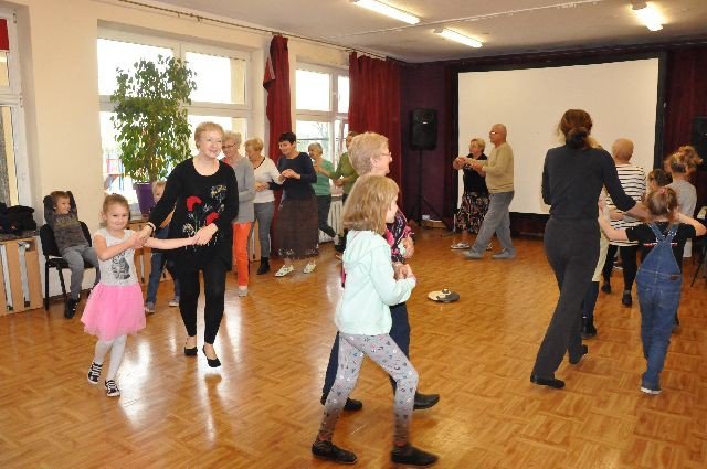 seniorzy-z-dziecmi-w-tanecznej-podrozy-foto-72025