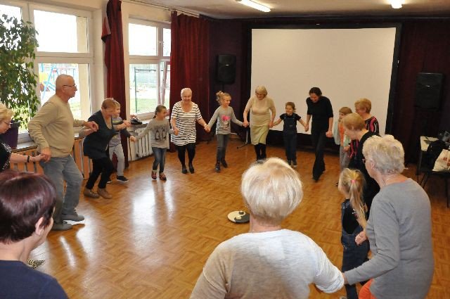 seniorzy-z-dziecmi-w-tanecznej-podrozy-foto-72025