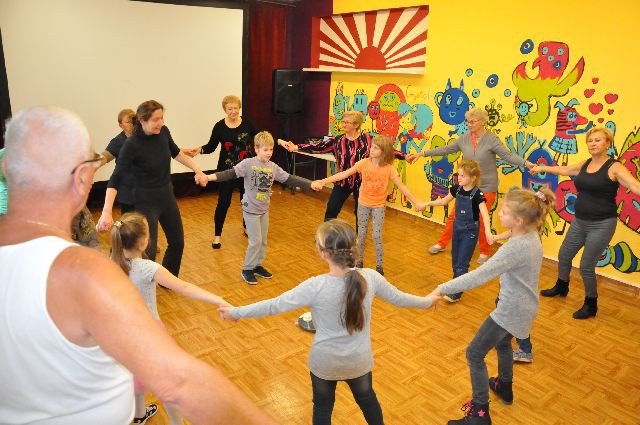 seniorzy-z-dziecmi-w-tanecznej-podrozy-foto-72025