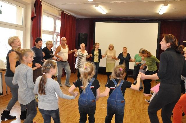 seniorzy-z-dziecmi-w-tanecznej-podrozy-foto-72025