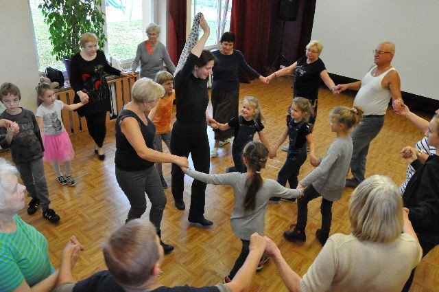 seniorzy-z-dziecmi-w-tanecznej-podrozy-foto-72025