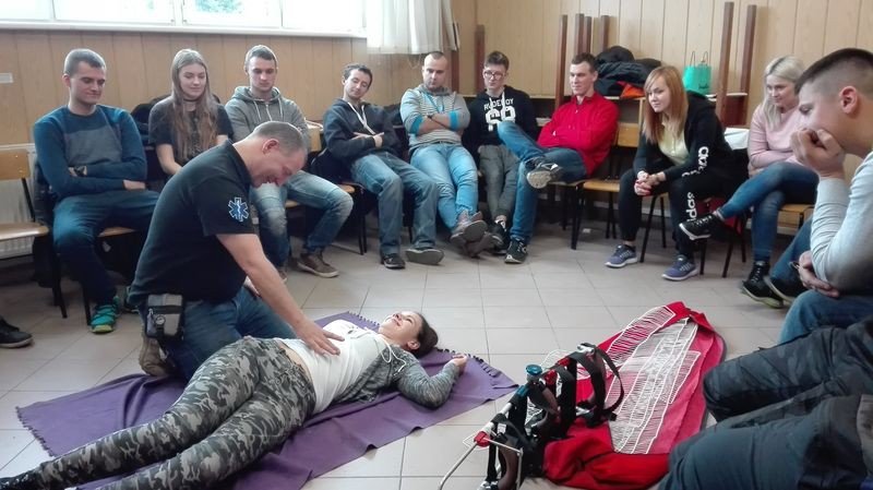 kolejni-jeleniogorscy-policjanci-ratownikami-foto-72200