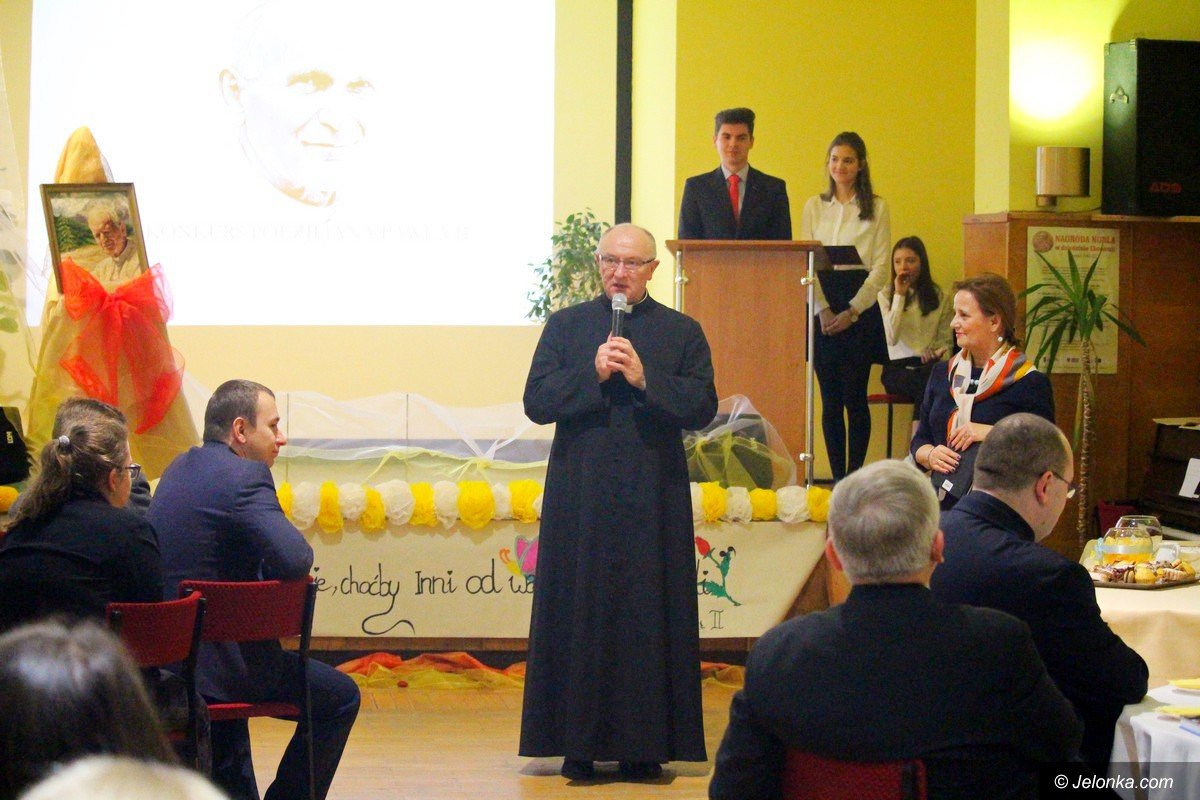poezja-jana-pawa-ii-z-ust-i-serc-modziezy-foto-72289