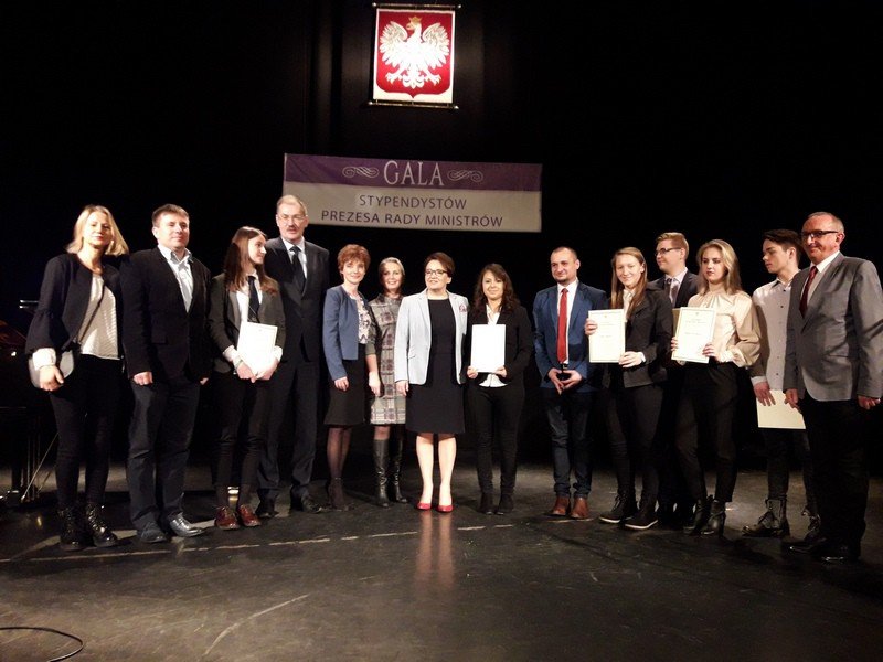modzi-jeleniogorzanie-z-dyplomami-prezesa-rady-ministrow-foto-72306