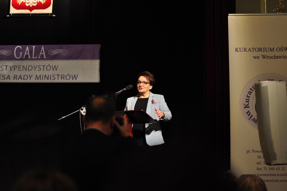 modzi-jeleniogorzanie-z-dyplomami-prezesa-rady-ministrow-foto-72306