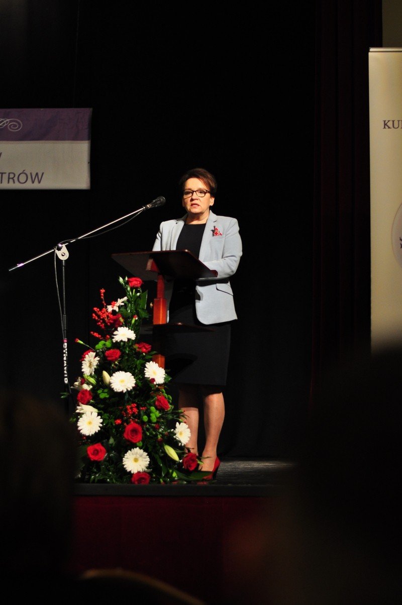 modzi-jeleniogorzanie-z-dyplomami-prezesa-rady-ministrow-foto-72306