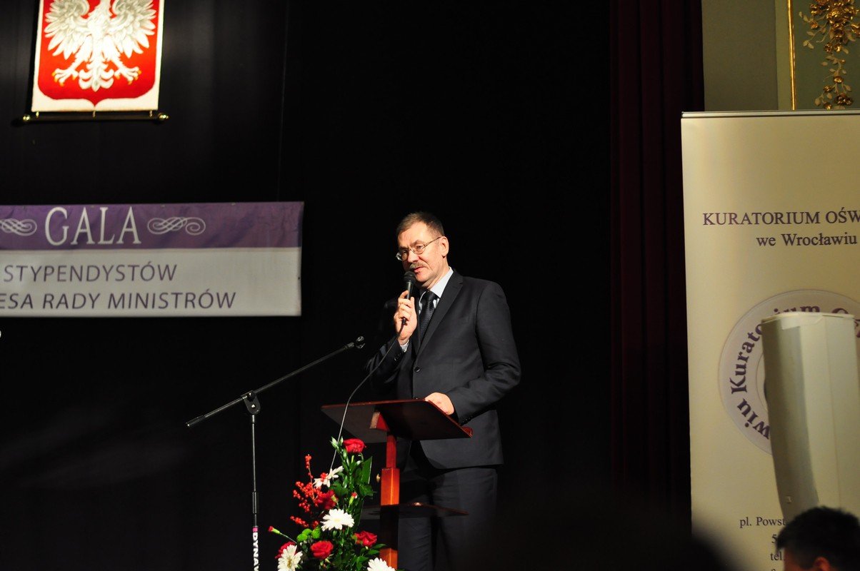 modzi-jeleniogorzanie-z-dyplomami-prezesa-rady-ministrow-foto-72306