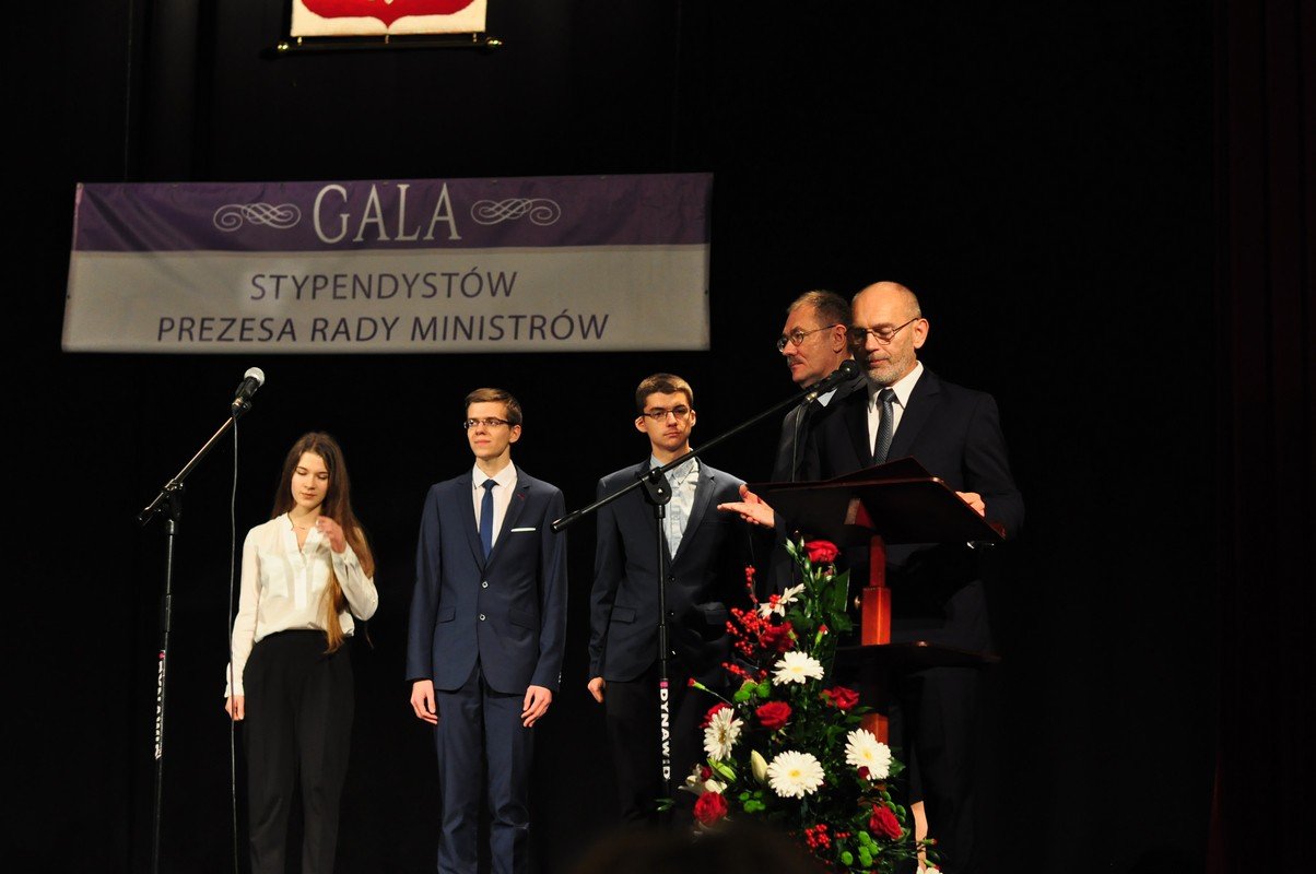 modzi-jeleniogorzanie-z-dyplomami-prezesa-rady-ministrow-foto-72306