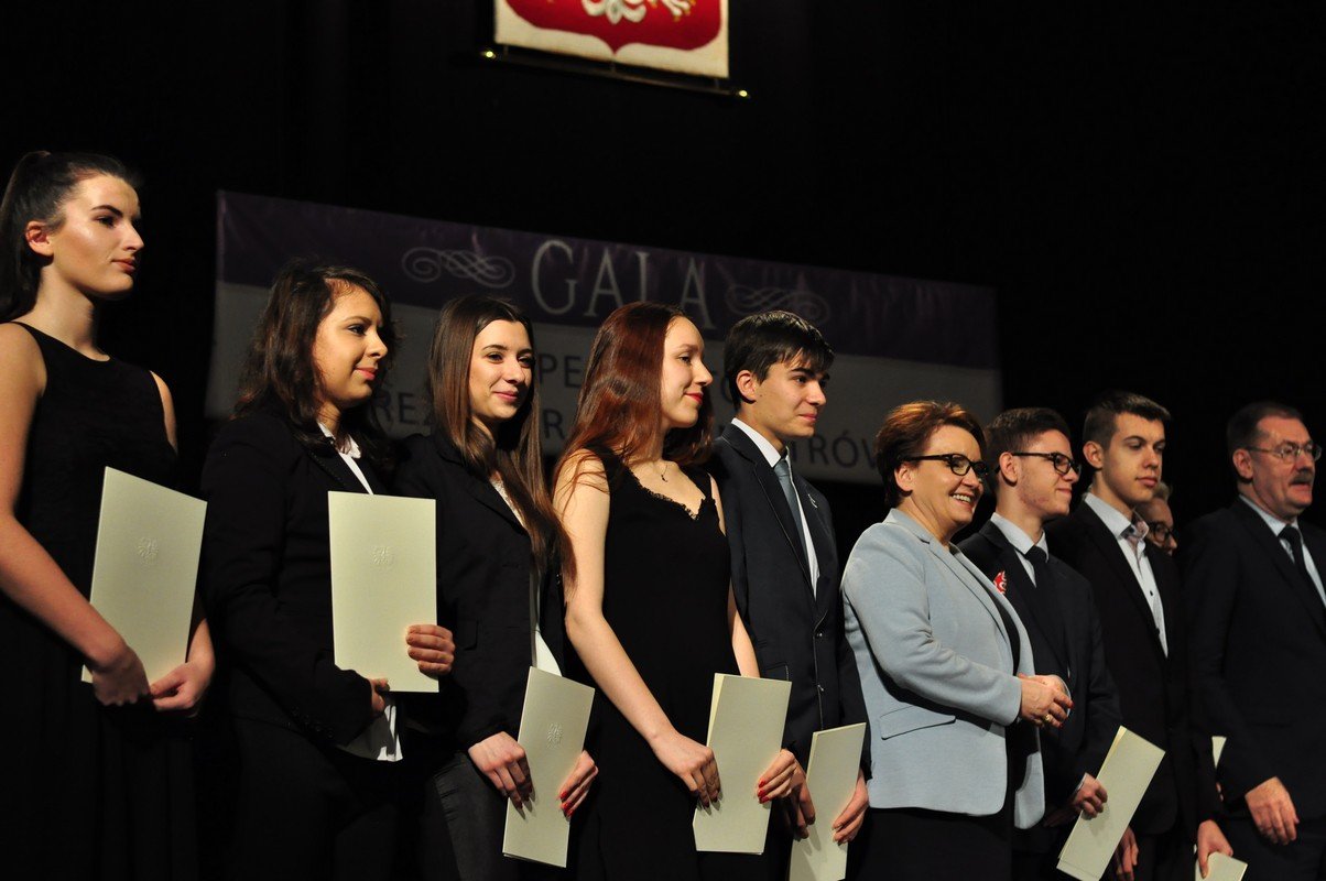 modzi-jeleniogorzanie-z-dyplomami-prezesa-rady-ministrow-foto-72306