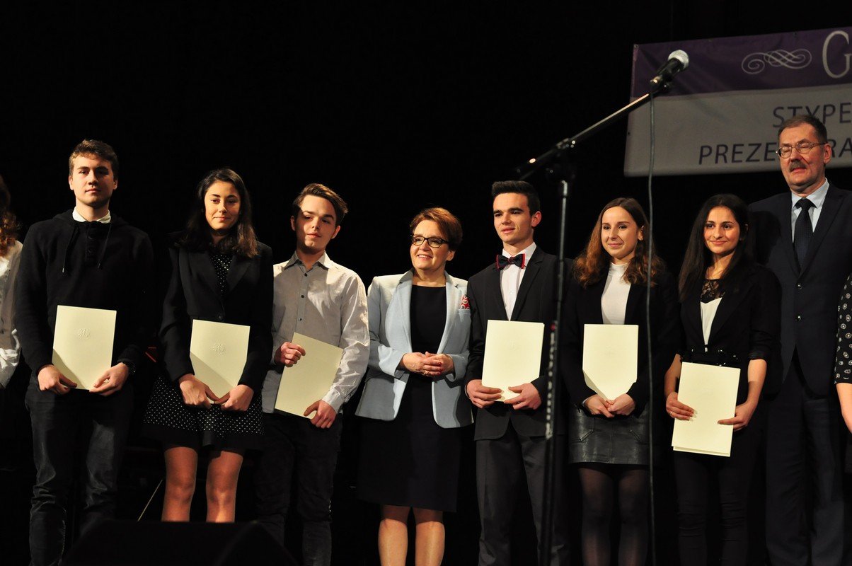 modzi-jeleniogorzanie-z-dyplomami-prezesa-rady-ministrow-foto-72306