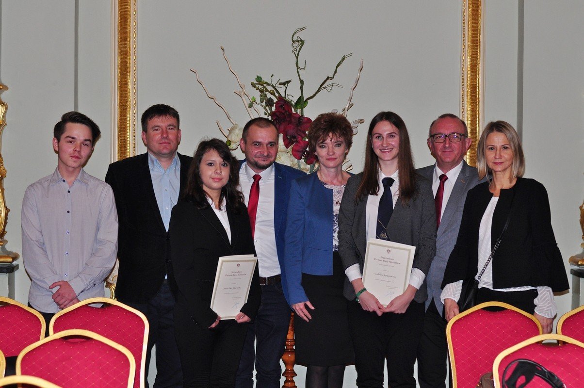modzi-jeleniogorzanie-z-dyplomami-prezesa-rady-ministrow-foto-72306