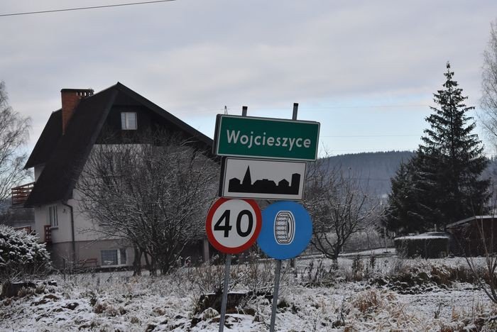 montaz-tabliczek-na-ulicach-w-wojcieszycach-foto-72320