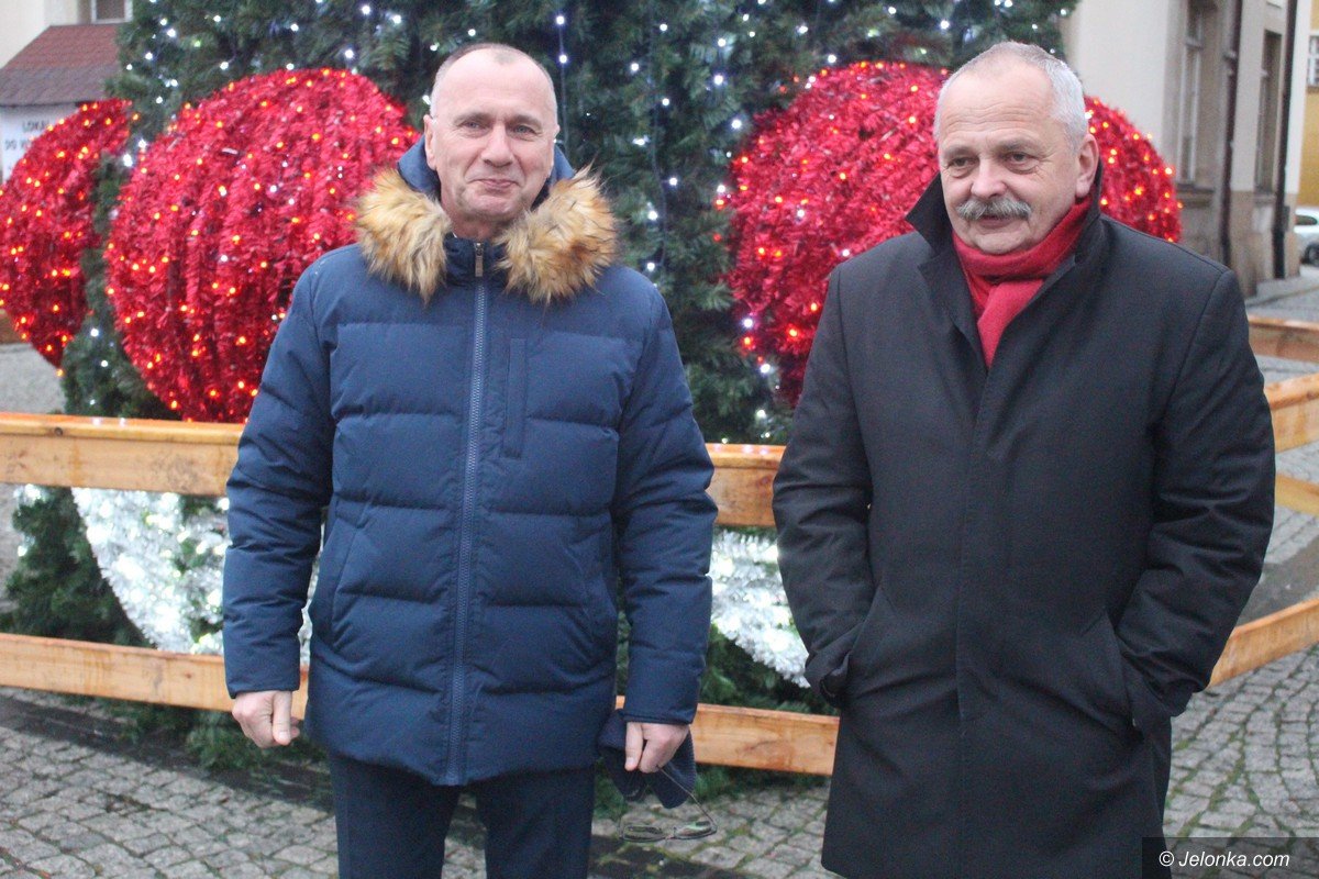 choinka-na-placu-ratuszowym-juz-swieci-foto-72364