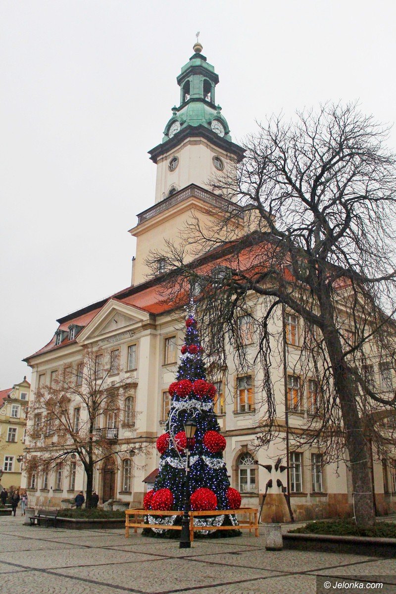choinka-na-placu-ratuszowym-juz-swieci-foto-72364