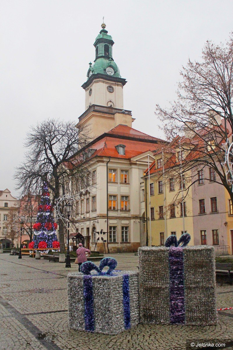 choinka-na-placu-ratuszowym-juz-swieci-foto-72364