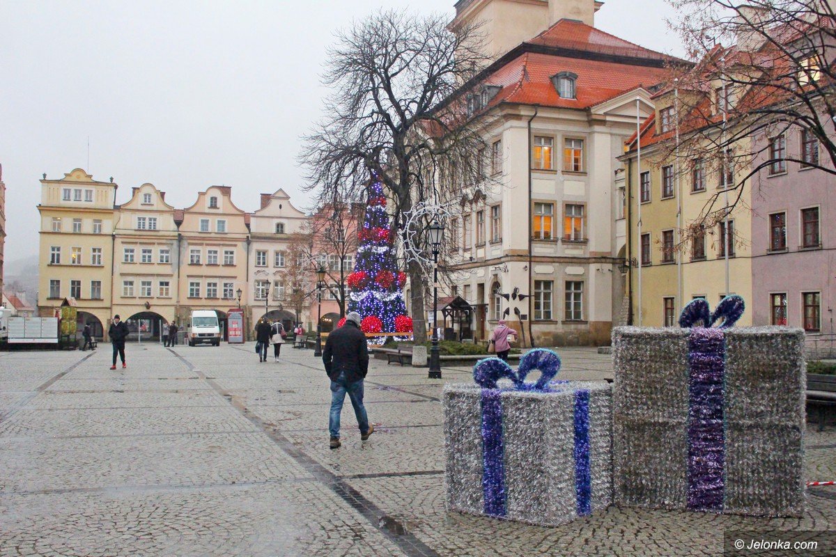 choinka-na-placu-ratuszowym-juz-swieci-foto-72364