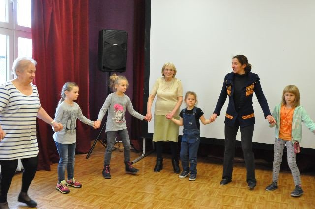 miedzypokoleniowe-tance-w-kregu-foto-72392