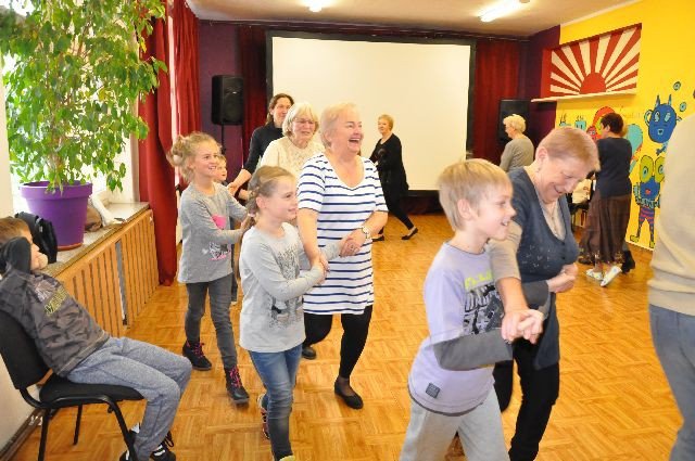 miedzypokoleniowe-tance-w-kregu-foto-72392