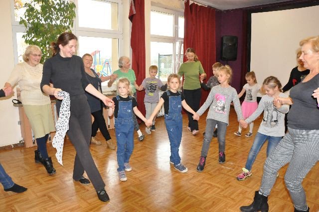 miedzypokoleniowe-tance-w-kregu-foto-72392