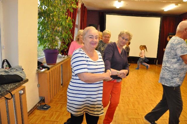 miedzypokoleniowe-tance-w-kregu-foto-72392