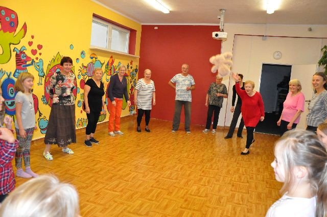 miedzypokoleniowe-tance-w-kregu-foto-72392