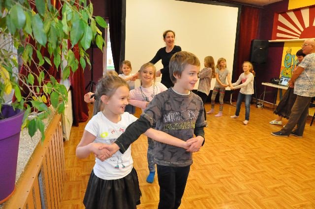 miedzypokoleniowe-tance-w-kregu-foto-72392