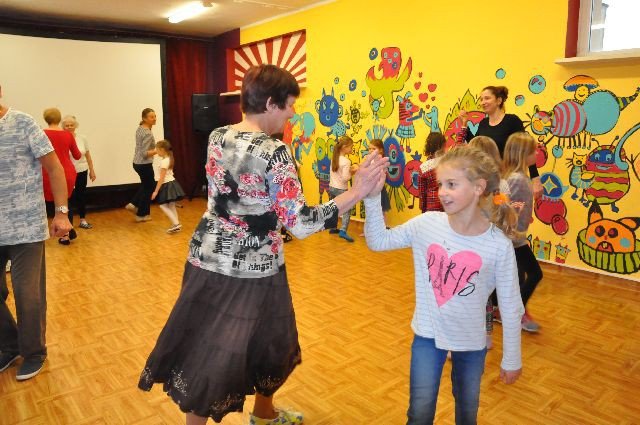 miedzypokoleniowe-tance-w-kregu-foto-72392