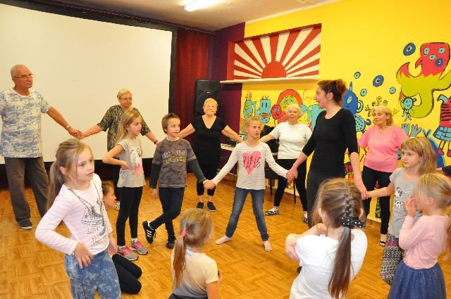 miedzypokoleniowe-tance-w-kregu-foto-72392