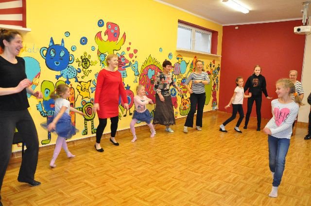 miedzypokoleniowe-tance-w-kregu-foto-72392