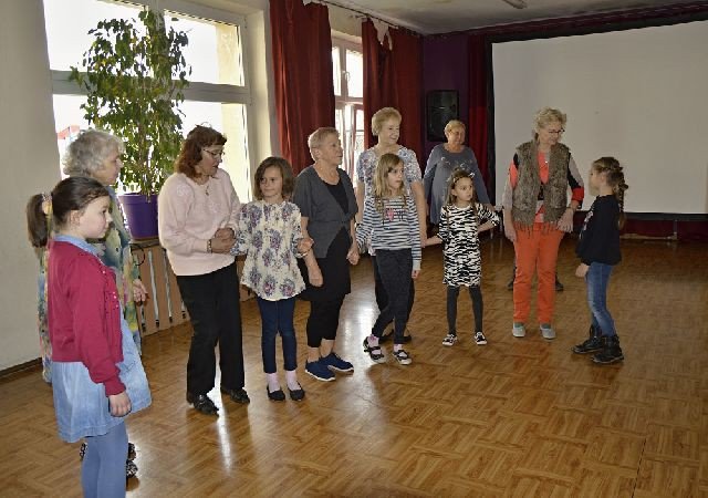 miedzypokoleniowe-tance-w-kregu-foto-72392