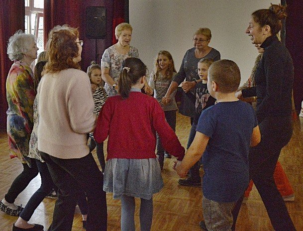 miedzypokoleniowe-tance-w-kregu-foto-72392