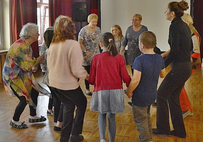 miedzypokoleniowe-tance-w-kregu-foto-72392